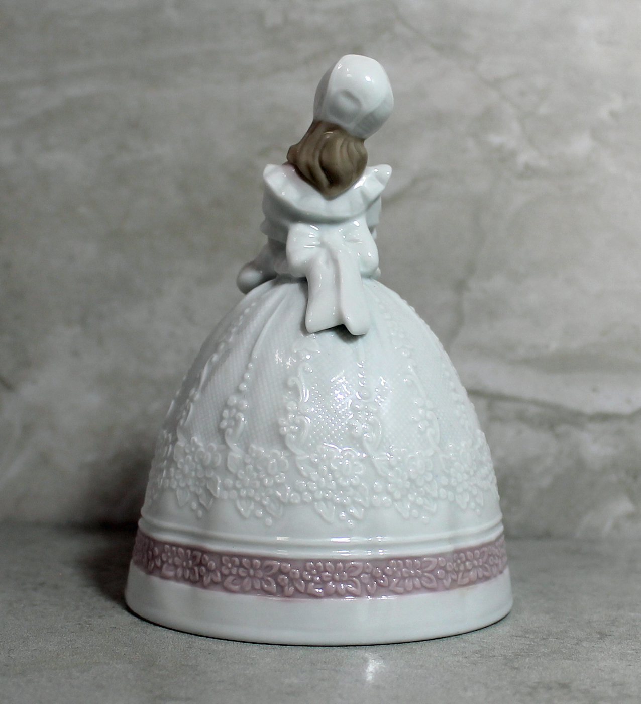 Lladro Figurine, 6176 Communion Bell, No Box - Picture 2 of 4